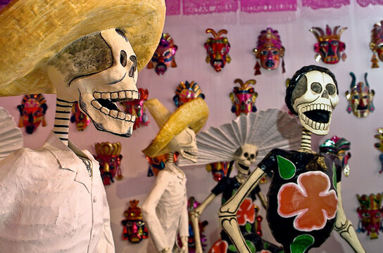 mexican day of the dead traditions, day of the dead altar mexican skulls 