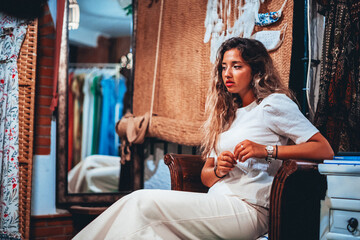 Mercado veraniego vacaciones compra luces colores tienda hippie oferta rebaja vestido ropa manual hecho a mano