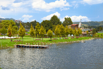 A la orilla del lago, con árboles y embarcadero