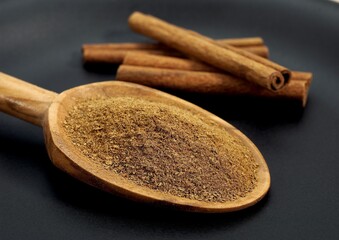 CINNAMON BARK AND POWDER cinnamomum zeylanicum AGAINST BLACK BACKGROUND