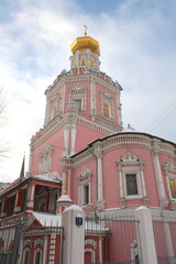Fototapeta na wymiar Moscow, Russia - Dicember 08 2017: Church building monument, white and pink.