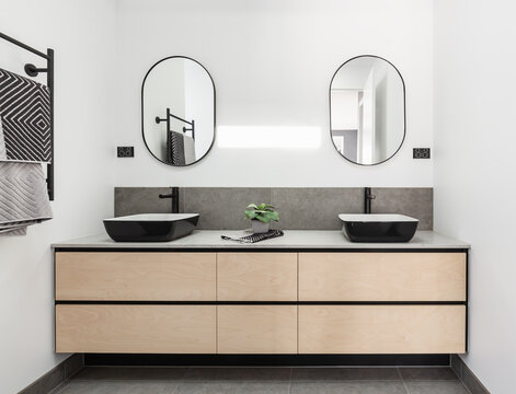 Double basin ensuite bathroom