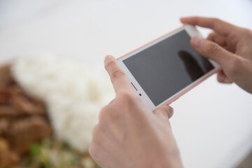 料理を撮影する女性