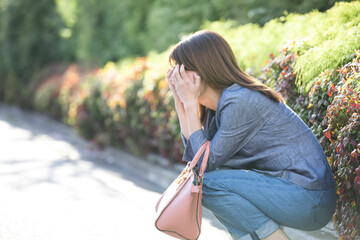 落ち込む女性