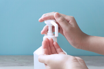 Person using alcohol disinfection. Ethanol spray. アルコール消毒を使う人。エタノールスプレー	
