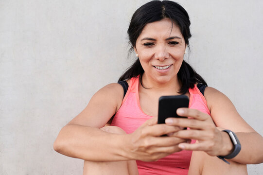 Fitness woman smartphone.