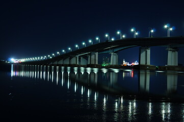 湖面に街灯がリフレクションする真夜中の琵琶湖大橋です