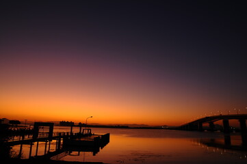 Fototapeta na wymiar オレンジ色に染まってくる夜明けの琵琶湖畔です
