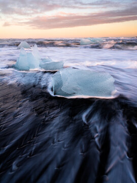 Ice block on the beach of J&radic;&part;kurs&radic;&deg;rl&radic;&ge;n
