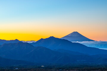 Fototapeta na wymiar 美し森から眺める夜明けの富士山、山梨県北杜市清里高原にて