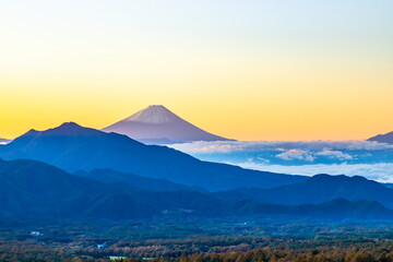 美し森から眺める夜明けの富士山と雲海に覆われた甲府盆地、山梨県北杜市清里高原にて