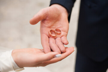 hand of a young and bride hold rings together