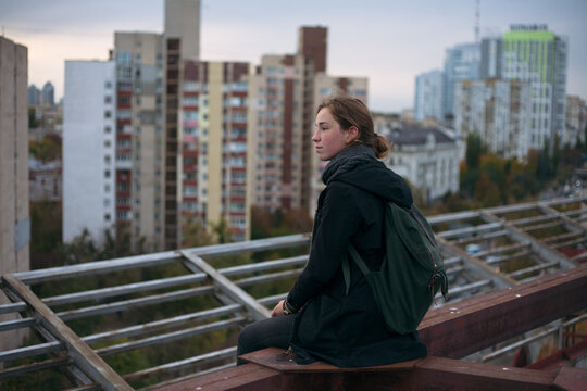 rofer girl portrait on the edge of the roof