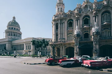 Foto op Canvas Havana, Cuba - 16 januari 2020: Beroemde kleurrijke taxi& 39 s in Havana wachten op toeristen om een ritje te maken in een vintage auto rond grote stadsattracties © eskystudio