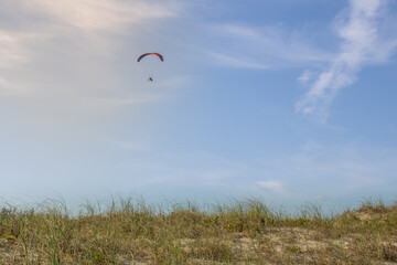 Linda imagem das dunas em um céu amarelo azul da praia natural