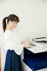 コピー機を操作する女性