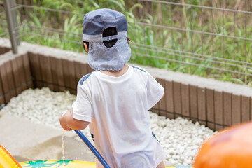 プールで水遊びをする子供