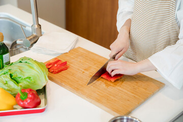 野菜を切る女性