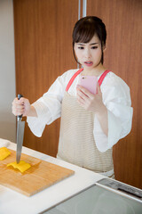 怒る女性