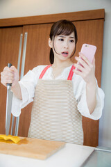 怒る女性