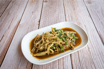 Spicy shredded bamboo-shoot salad (in northeastern style)