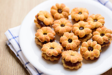 Cracker stuffed with pineapple jam (flower shape)