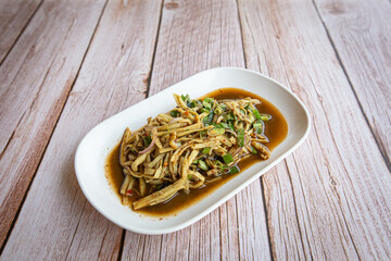 Spicy shredded bamboo-shoot salad (in northeastern style)