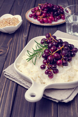Boiled white rice with stewed grapes and rosemary