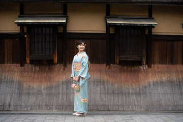 歩く着物の女性　京都　祇園