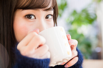 カフェでお茶をする女性