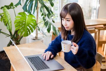 カフェでパソコンをする女性