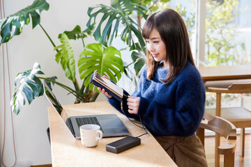 カフェでスマホを充電する女性
