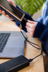 スマホを充電する女性