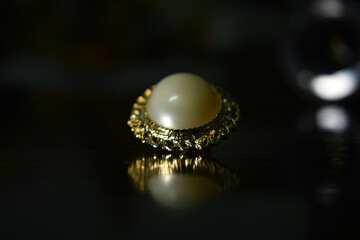 
Large pearls
Is a brooch attached to a gold shirt decorated with pearl