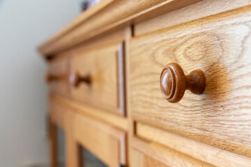 木製キャビネットの引き出しと取っ手