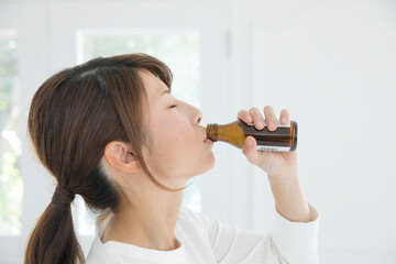 栄養ドリンクを飲む女性