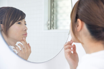 肌荒れに悩む女性