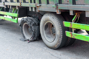 Obraz premium Truck with broken tire