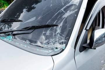 Obraz premium Broken white car because of the crash accident