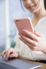 携帯電話を持つ女性