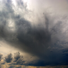 Obraz premium Heavy storm clouds cover the sun.