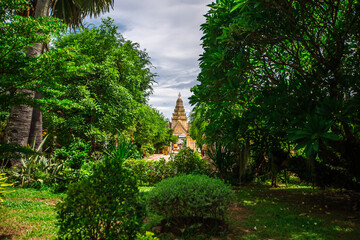 Obraz premium Background of an important tourist attraction in Khon Kaen, where tourists come to see the beauty always (Phra That Kham Kaen) is an old pagoda and has a beautiful golden yellow color, in Thailand