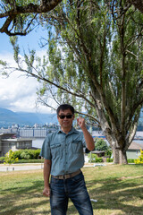サングラスをかけた日本人男性が拳を掲げる様子 バンクーバー カナダ Wall Mural Haseg77