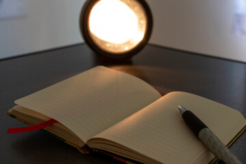 テーブルの上のノートと懐中電灯