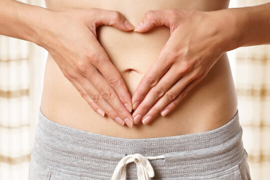 H&auml;nde formen Herz auf Bauch