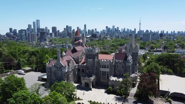 Rising drone shot of castle Casa loma with the Toronto skyline in the background (Toronto, Canada)