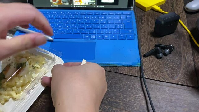 リモートワーク中に食べるサラダ盛り合わせ。マカロニ/パスタ/ポテトサラダ。Withコロナ/ニューノーマルな働き方と日常生活	