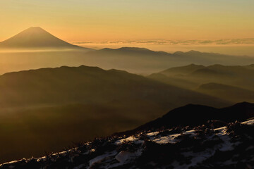 冬の北岳登山「ボーコン沢ノ頭から望む富士山」