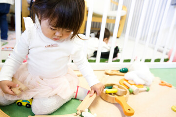 おもちゃで遊ぶ女の子