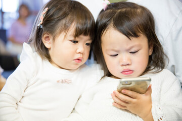 スマホを見る子供